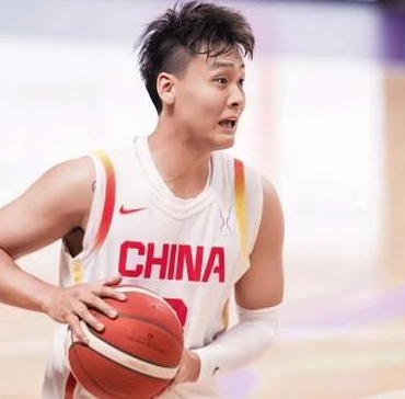 中国男篮队长赵睿谈球队逆转日本。他表示：日本这场斗志很足，他们非常想赢我们，而我