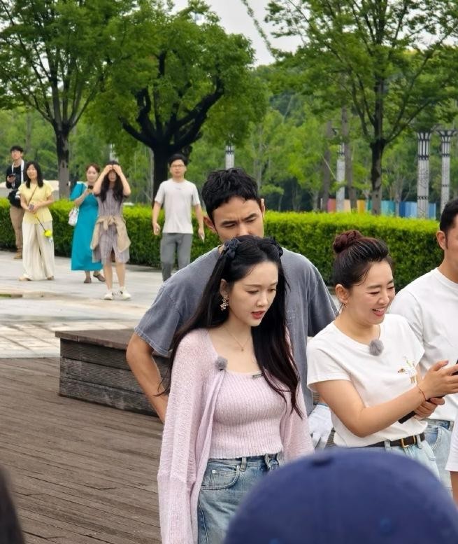 陈乔恩有点不上镜。讲真，从来没这么直观地感受到她比照片好看这么多