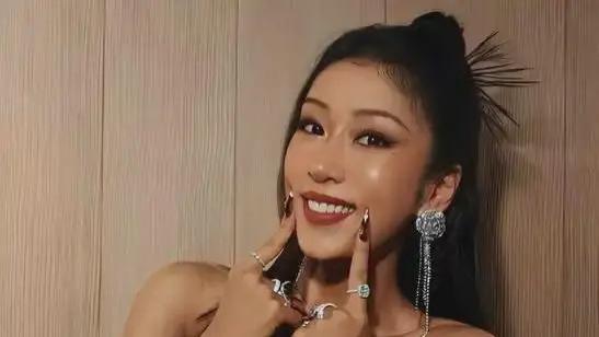 这跟不穿有啥区别？吉克隽逸全身仅一块布遮体，边走边拉衣太吸睛