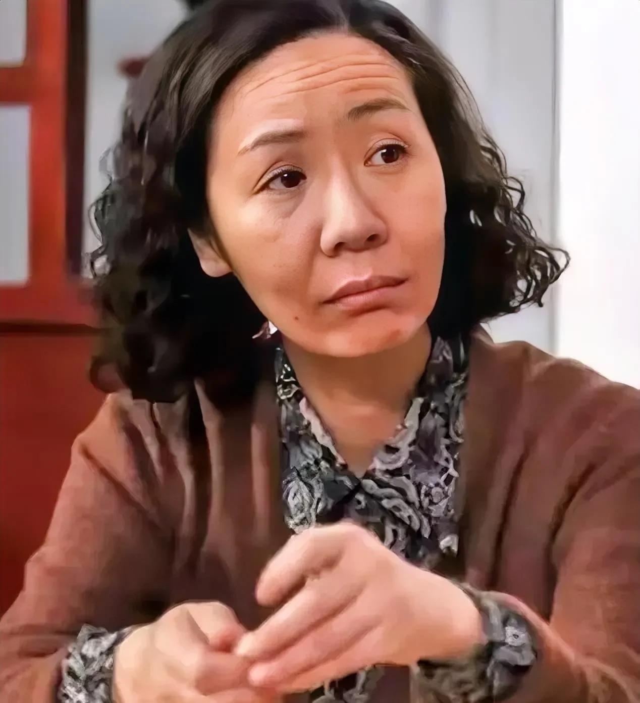 杨青说，我打小就被说长得丑，皮肤黑、颧骨高，走在路上连邻居都对我指指点点。考北电