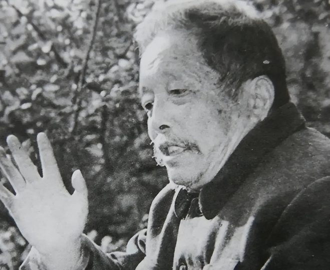 1942年春天，在苏州街上耍蛇卖药的季德胜，满口应承着一个日本军医：“好的好的，
