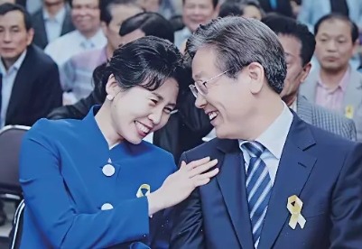 感觉韩现第一夫人完胜前第一夫人，个人看法，你们觉得呢？
