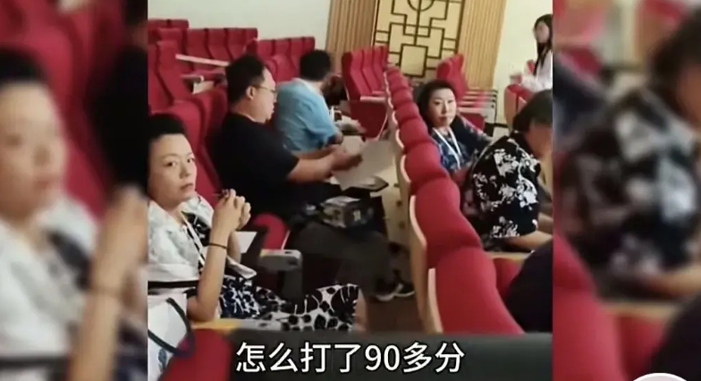 孔雀杯现场，一位教师硬刚一群现场评委，结果这群评委落荒而逃，用落荒而逃这几个词来