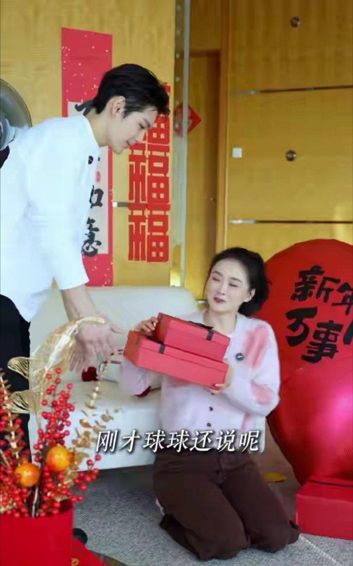 王艳儿子开挂式长大，19岁球球帅到认不出，陪妈布置豪宅超暖心 ​​​