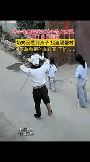 这奶奶是真心疼啊！河南周口，一老奶奶急匆匆的从隔壁村回来，看见孙女在家门口情绪激