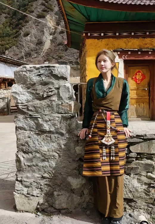 赵露思，161cm，藏族姑娘。