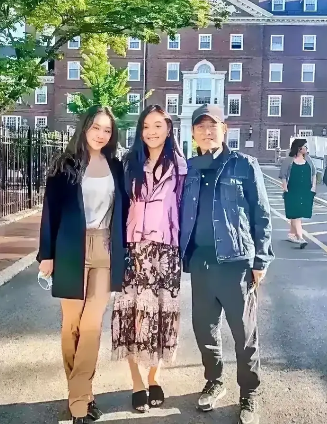 李连杰和两个女儿，两个女儿的颜值一点都没遗传妈妈利智的优点，长的都没利智漂亮！而