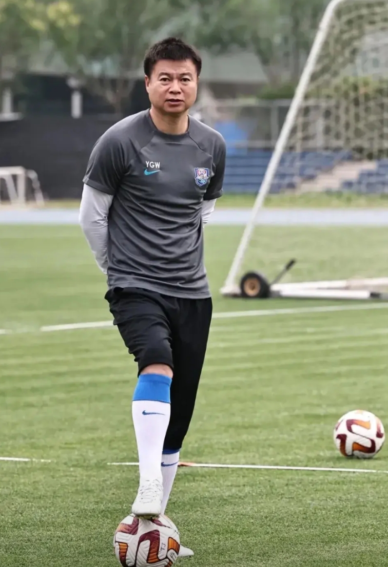 刘建宏力挺于根伟出任国足教练，引来了球迷们的一片笑声：当初刘建宏也曾力挺李铁当国