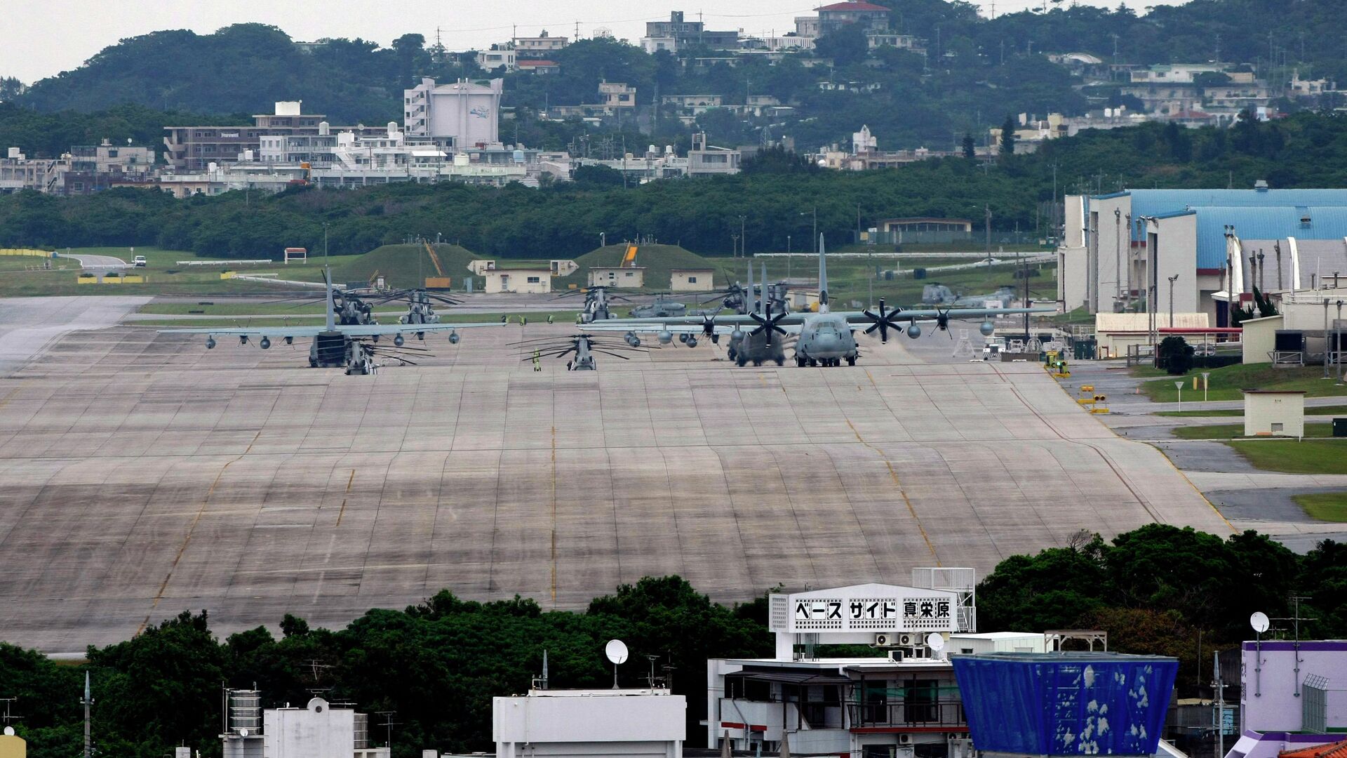 百架F-35练突袭，悄悄来偷偷打？美舰已进台海，东部战区通告增兵