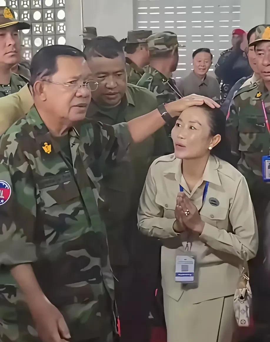 巨人洪森是一个小可爱！在众目睽睽之下摸着女人的头，他这是关爱女人呢？还是有其他的
