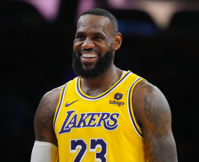 韦德和詹姆斯虽然都是突破为主的球星，但毕竟一个后卫一个前锋。东契奇是打着后卫的位