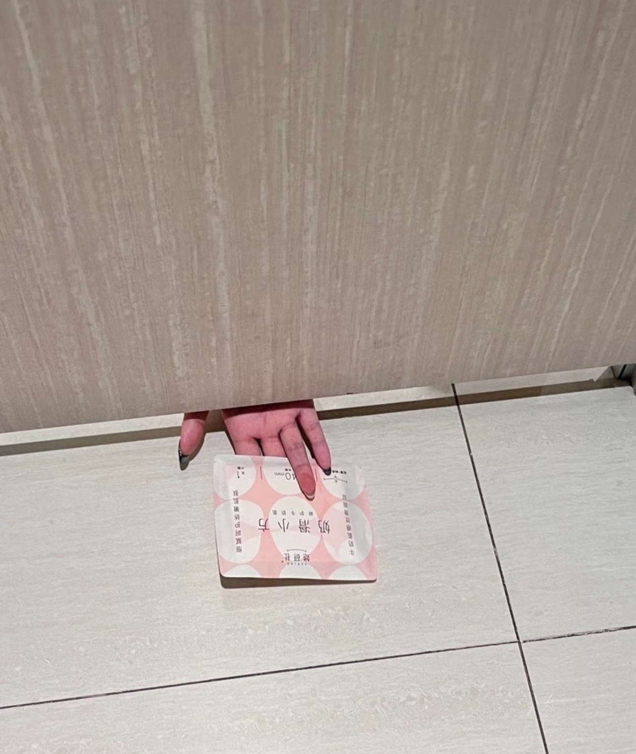 今天在商场厕所，大姨妈突然杀到，兜里连根巾毛都没有，急得我在隔间扯着嗓子喊：“有