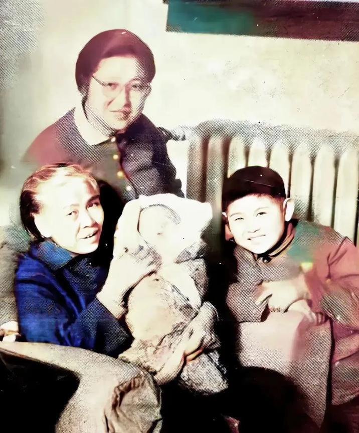 1972年，贺子珍和她的三个精神支柱，女儿李敏，外孙，外孙女。
贺子珍贺大姐在长
