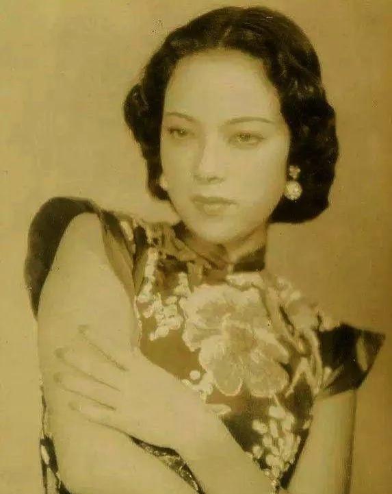 1992年，76岁的孔令侃被人发现，死在纽约的公寓中，而他的手里，还死死捏着一张