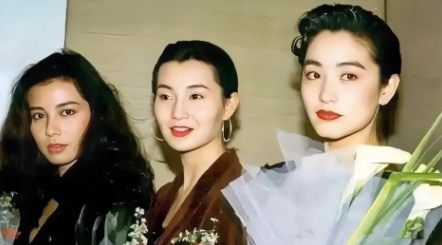 单看这张照片，真没觉得林青霞美得不可方物，张曼玉仙风神韵，反倒感觉钟楚红柔发覆额