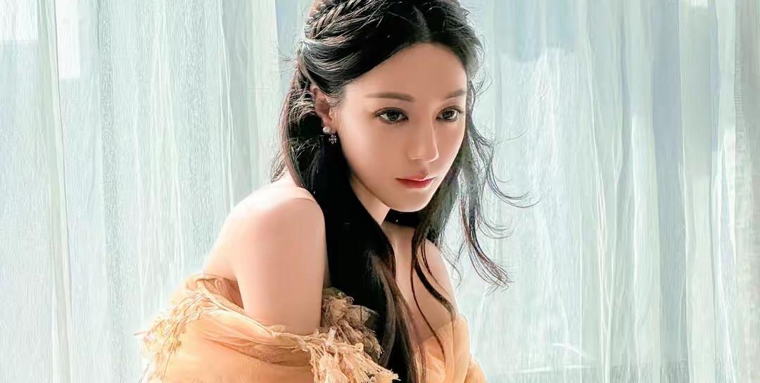 迪丽热巴又双叒叕贡献“名场面”了！近日，一段她在活动现场试图帅气打响指却意外比出