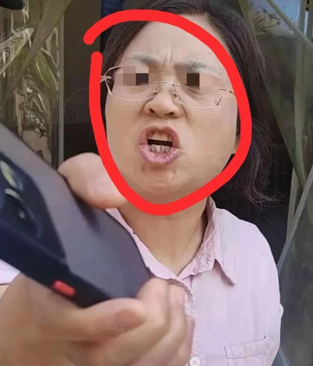 西安“换饼女”后续：身份被曝光，她的德行配不上她的工作！
就因为没买到满意的鸡蛋
