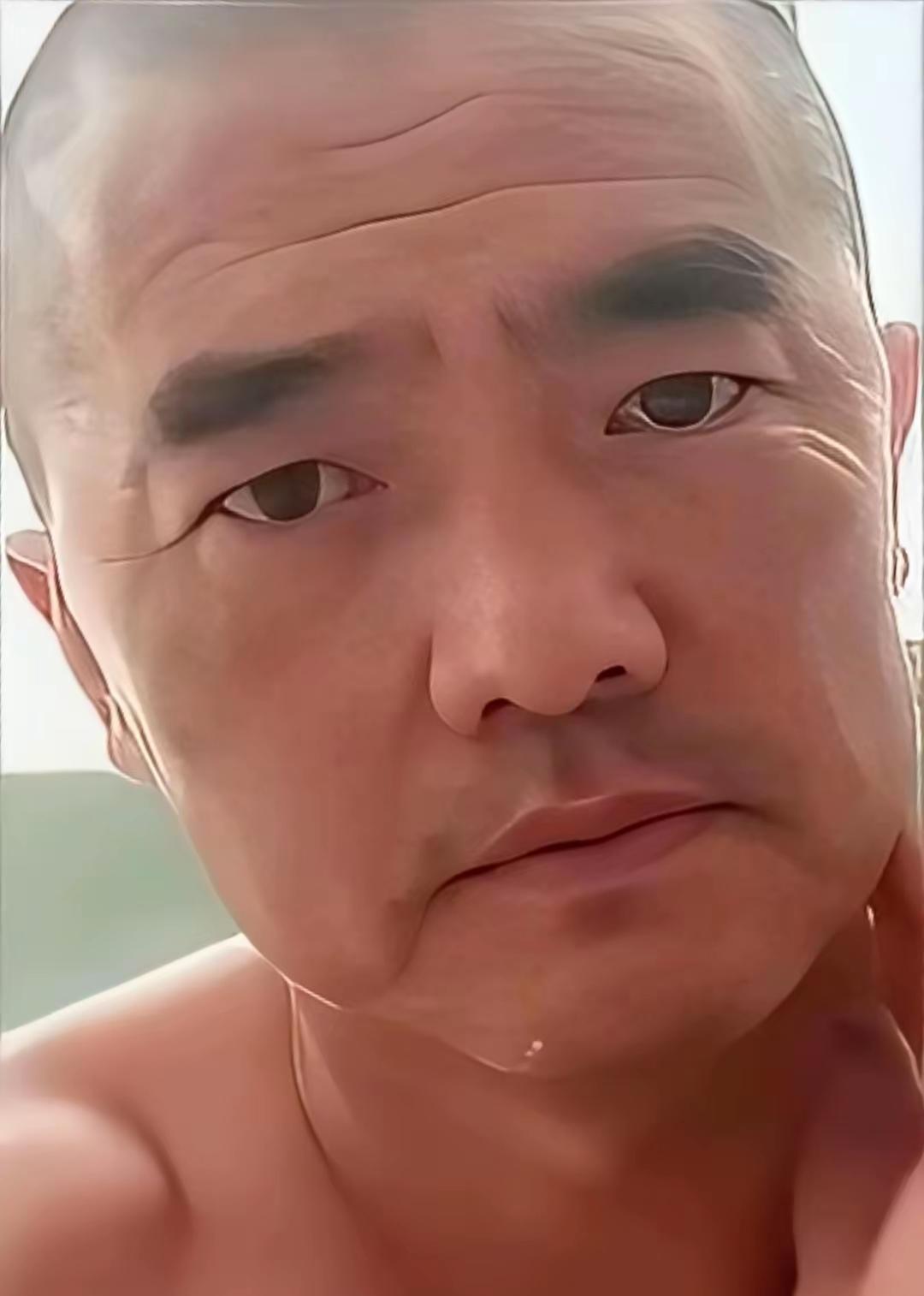 辽宁绥中杀人案潜逃在外的高大友，目前绥中气温低到八度，他只穿个短袖在荒郊野外，又