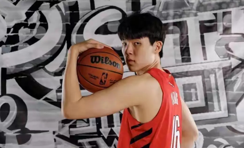 斯普利特大概是和我们的大市场刚上了！
和勇士打到最后了，还有个 3、2 分钟就结