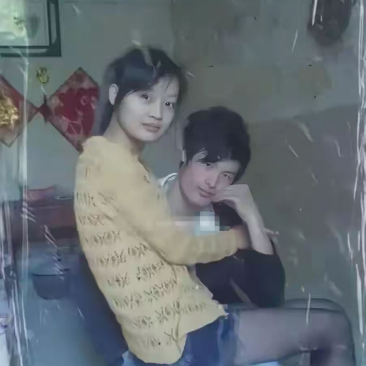 这俩人结婚十年，变化真大！男的跟十年前一个样，女的倒像是老了好多！

