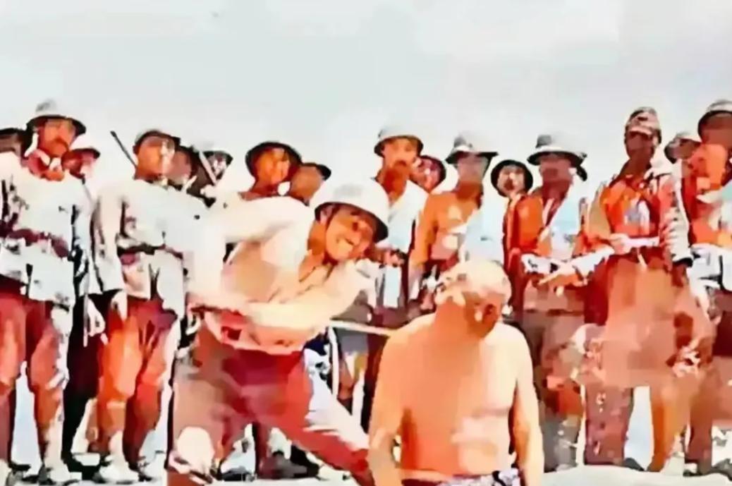 1942年，太平洋战争期间，日军正在处决一名美军战俘，在尸首分离的一瞬间，日本记
