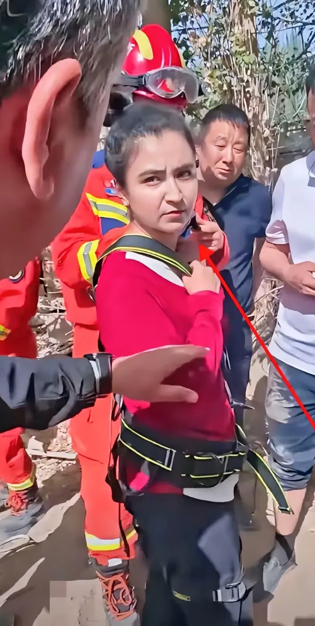 说说对新疆女警的个人感觉：
就三条，也就三条：
第一条：她比迪丽热巴还漂亮！不化