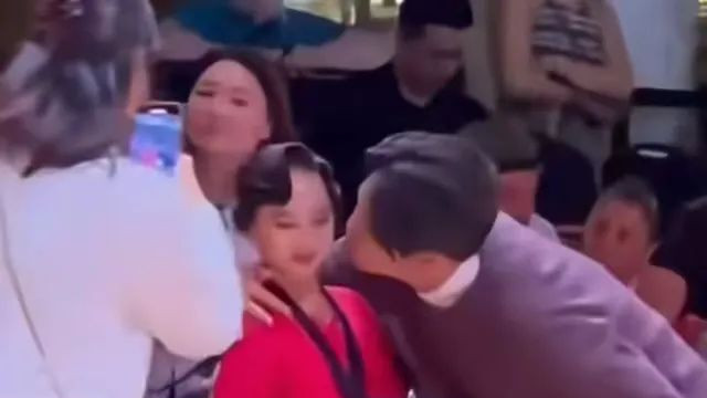 孙俪女儿拉丁舞比赛夺冠，男老师亲脸引争议！原来男老师身份特殊