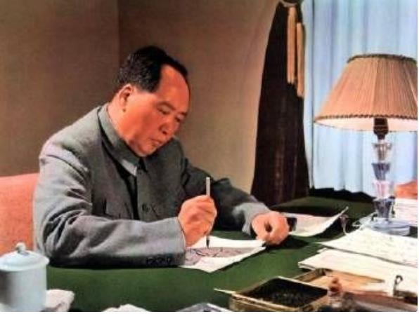 建国前夕，毛主席曾撰写了五篇文章评美国的白皮书。在《“友谊”，还是侵略》一文中，