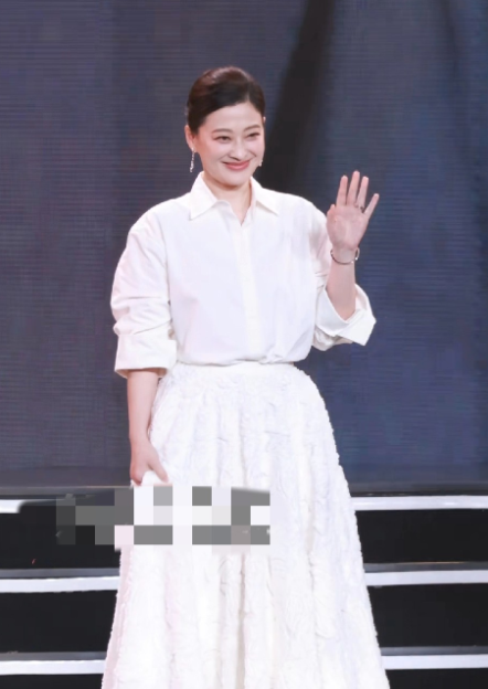 梅婷是真的漂亮，新结婚时代是颜值巅峰。气质好就算了，衣品也这么好，穿着总是这么气