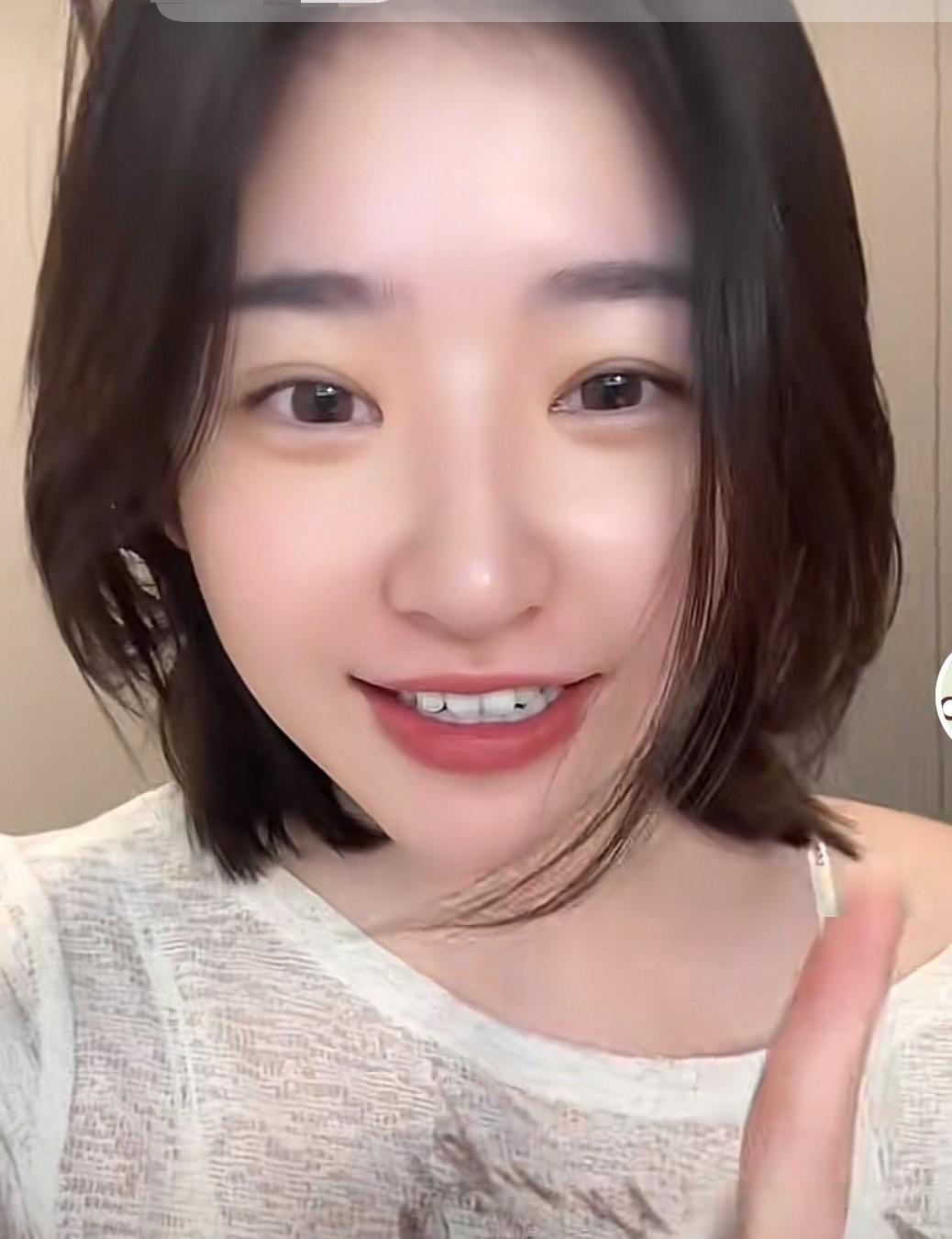 昨晚，黄一鸣更新了视频。在视频里，黄一鸣兴奋地说，闪闪遇到一位护花使者。哦，原来