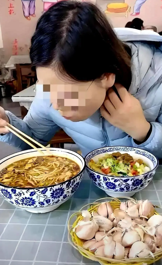今天在面馆遇见让人心酸的一幕。

一对夫妻进店点面，女子尝了几口，小声跟老板反馈