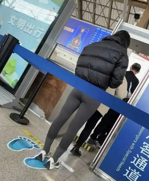 我该不该提醒她袜子应该配白色才好看吧
