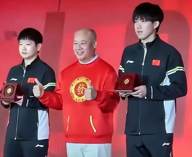 李宁给龙头莎送了黄金章，
每人28克纯黄金，
有网友却说莎莎得了56克！
吵架我