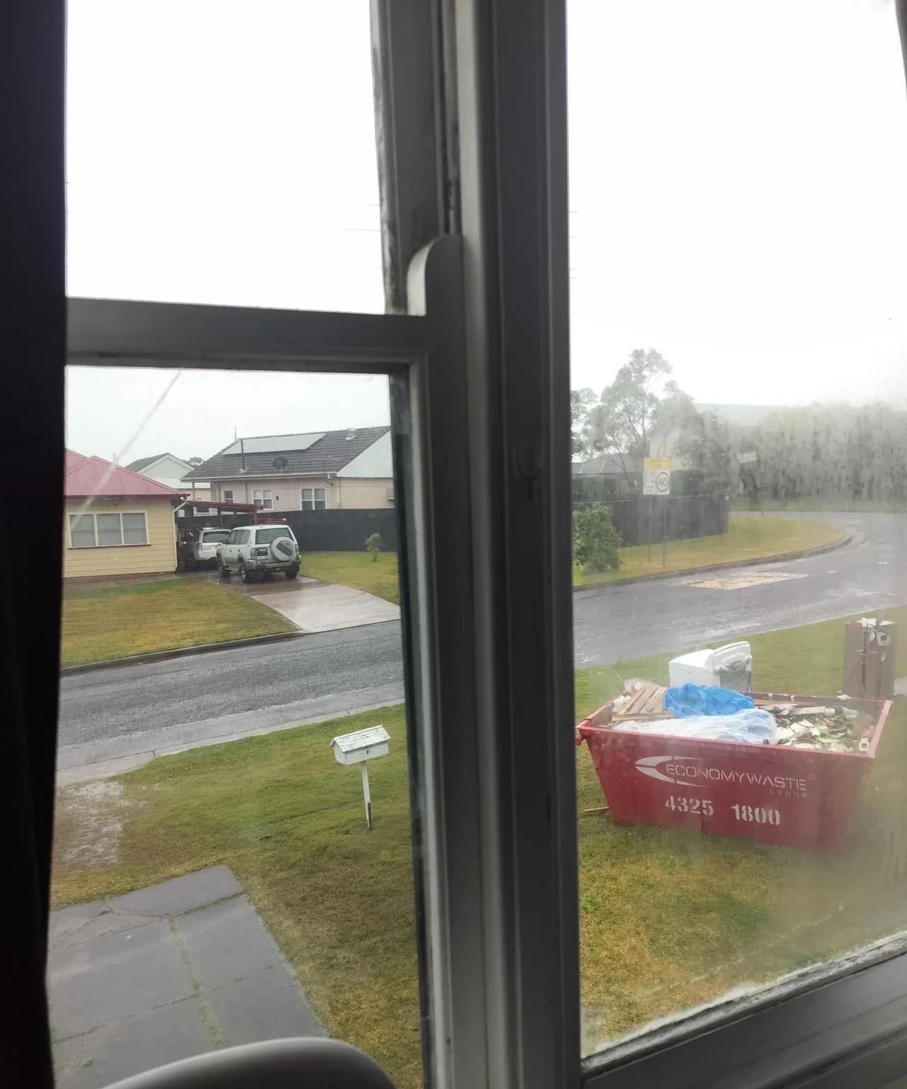 一周来，纽卡斯尔天天大暴雨，阵雨，我家车库地面全是水。因为是露天车库，和红军过草