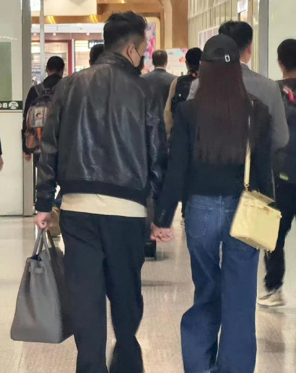 汪小菲和马筱梅返回北京
两个人穿情侣休闲装真的好搭啊！马筱梅这一身真的很帅气！