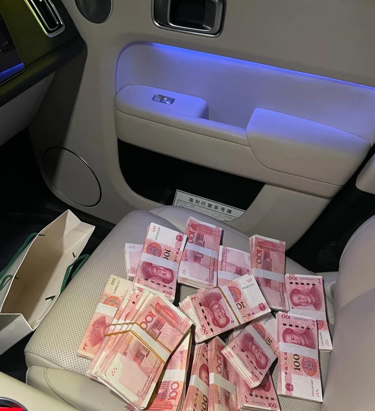 #如果彩票中了5个亿你会做什么# 
向财神爷发愿，横财到手，暴富人生