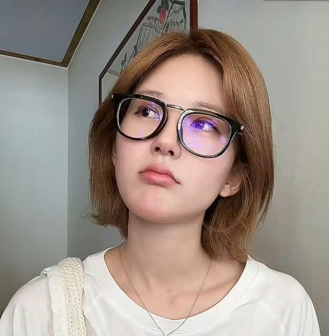 说真的
以后可能看不到赵露思的电视剧
她直播不是在卖可怜，也不是在博同情
，而是