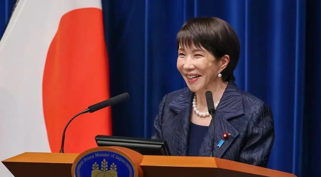 日本新首相高市早苗发表首次施政演说。
出人意料的是，她并没有像往常一样发表对华强