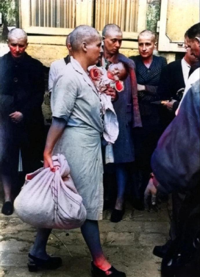 1944年，一名光头女子正抱着孩子游街，这暗示着她曾与德国士兵发生过关系。在中世