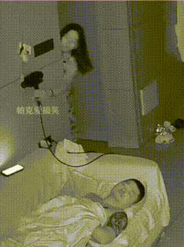 夫妻吵架丈夫睡沙发，妻子故意开吹风机吓唬人，气瞬间就消了！