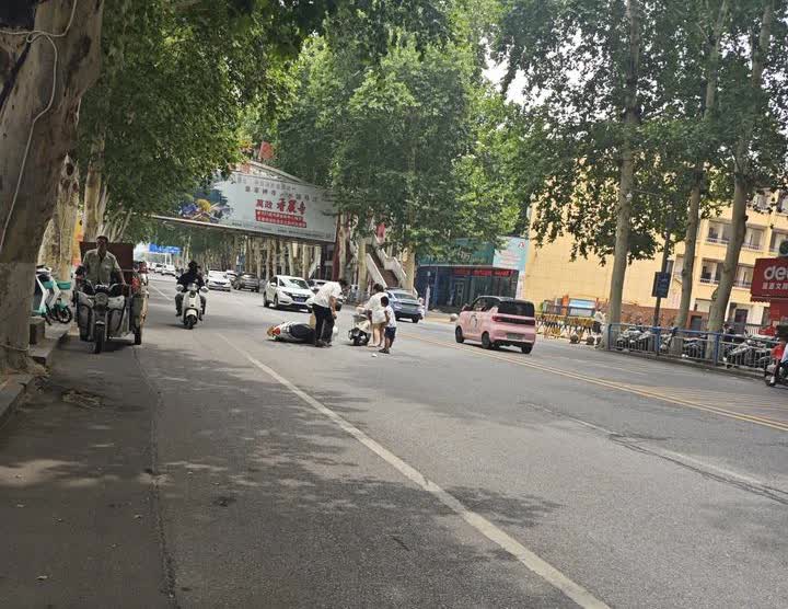 电动车撞架！

6月30日上午 11 点左右，在南阳市人民北路九小对面的马路
