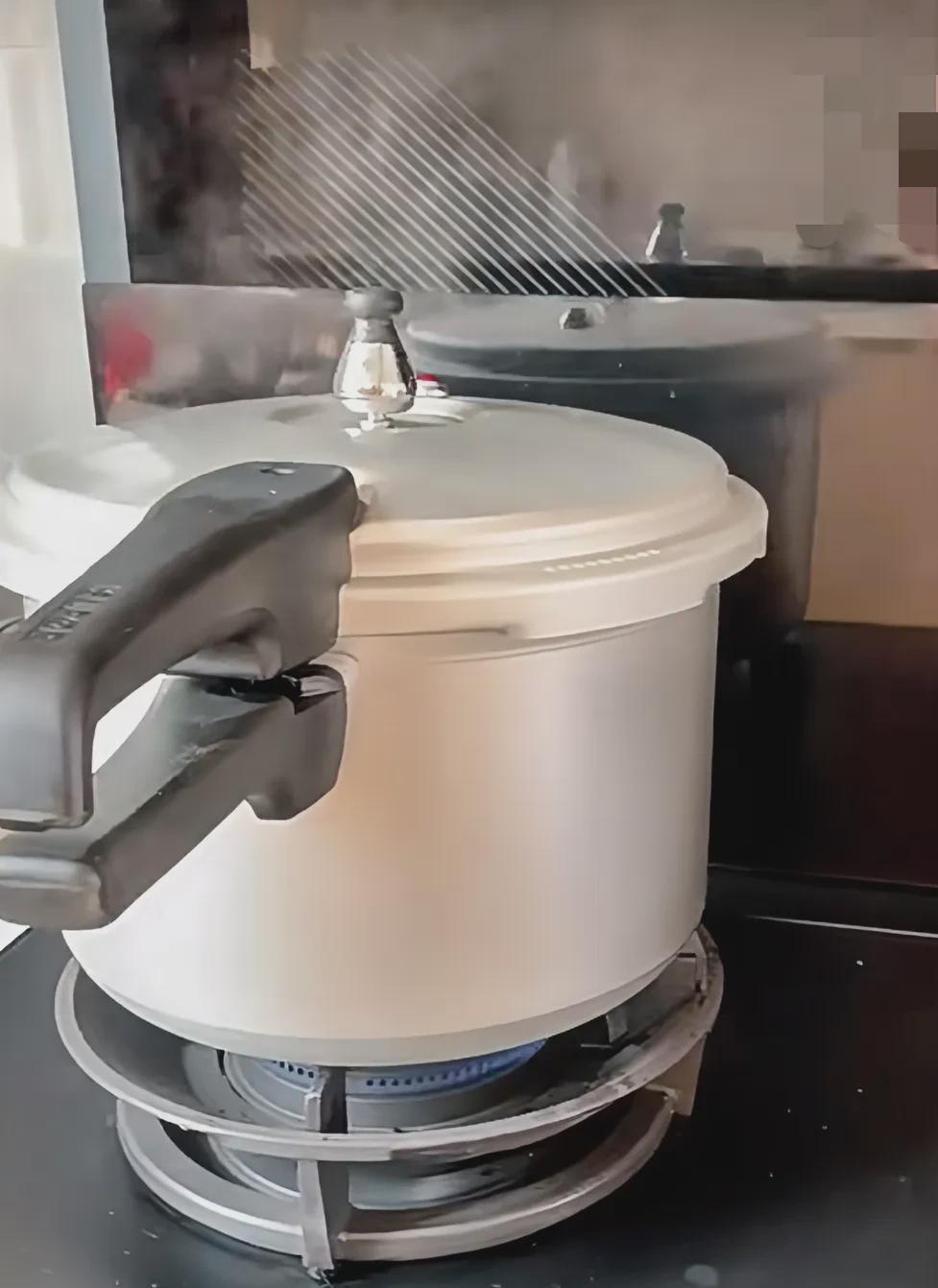 昨晚进家，一开门就闻到焦味，冲进厨房差点心脏病发母亲又用高压锅熬粥，出气孔被米粒