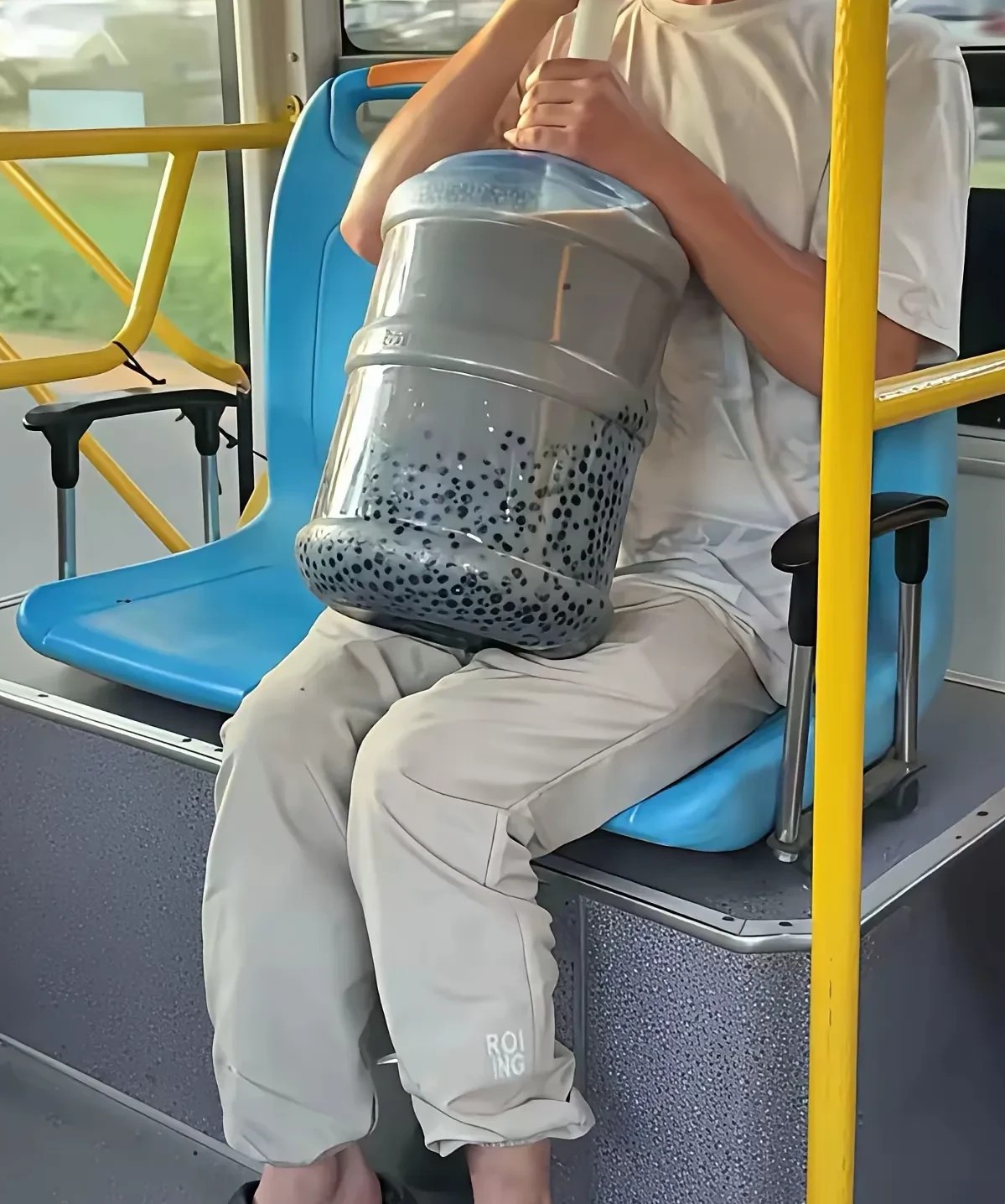 你们都在喝秋天的第一杯奶茶，你知道他这杯奶茶的分量重吗？