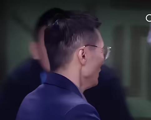 排队给刘炜道歉！新疆在半场落后12分的情况下，下半场疯狂逆转，最终113-108