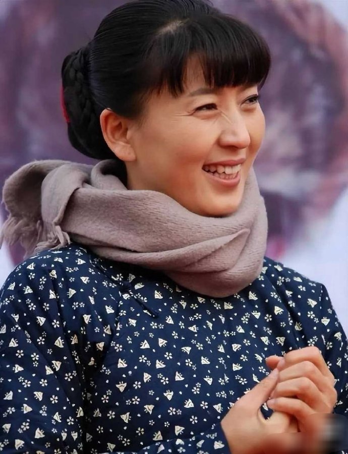 归根到底，是骨子里的自卑感：认定农村出身不体面，唯有北京人的身份才配得上所谓的面