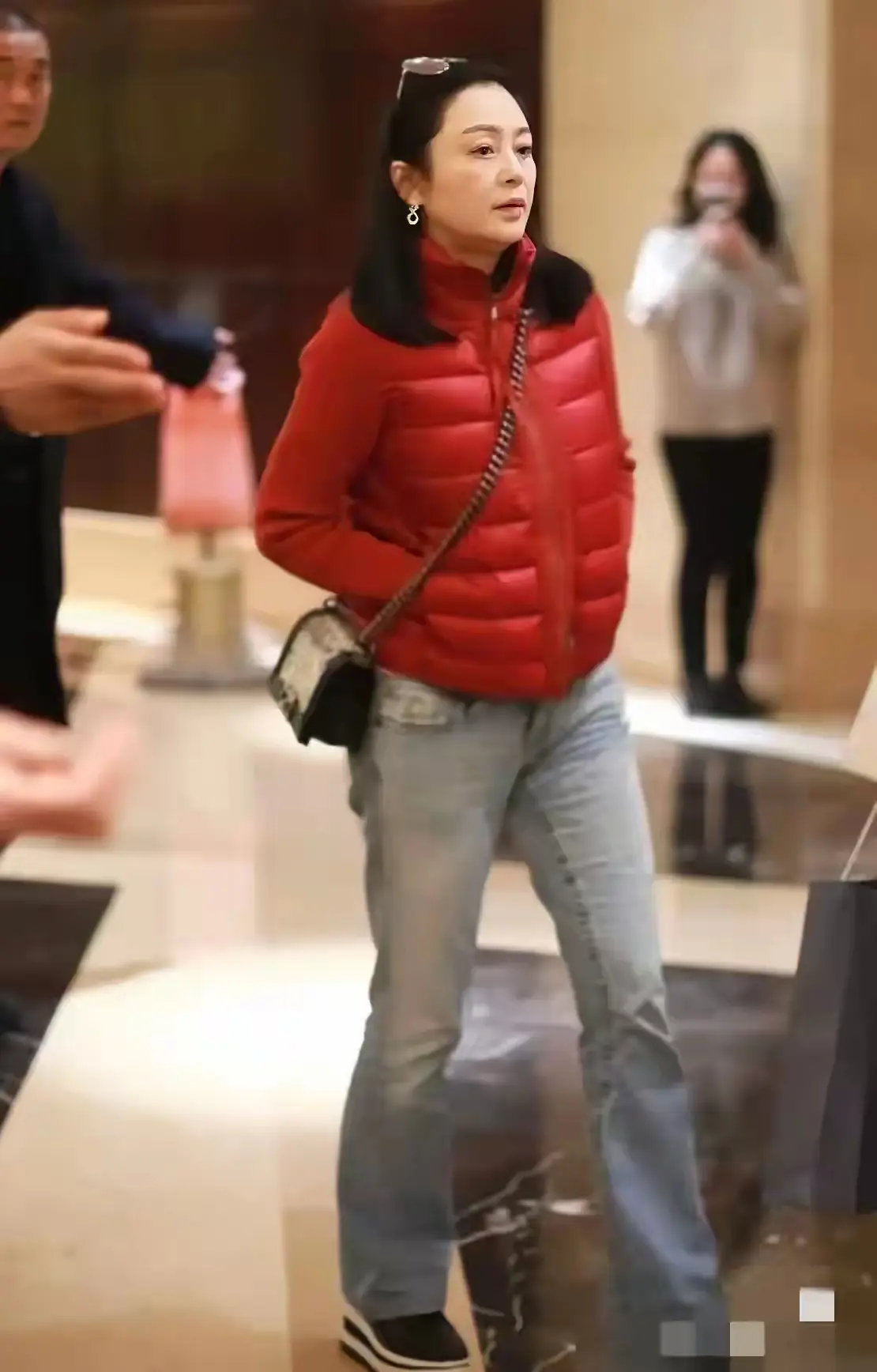 虽然上了年纪，但仍然是人群中靓丽的存在。你认出来她是谁了吗？