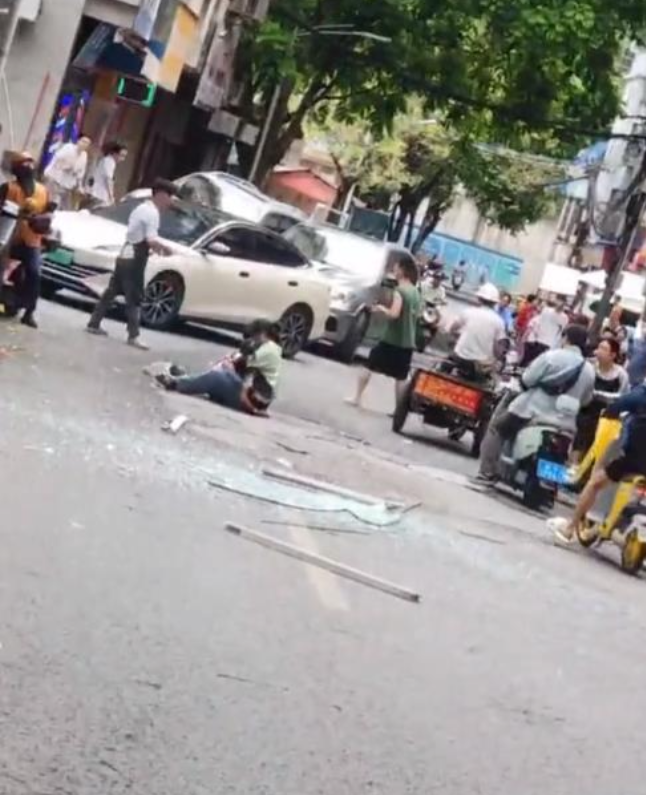 南宁一高楼玻璃窗从空中掉落，过路女童被砸受伤
极目新闻记者 丁伟
5月17日，有