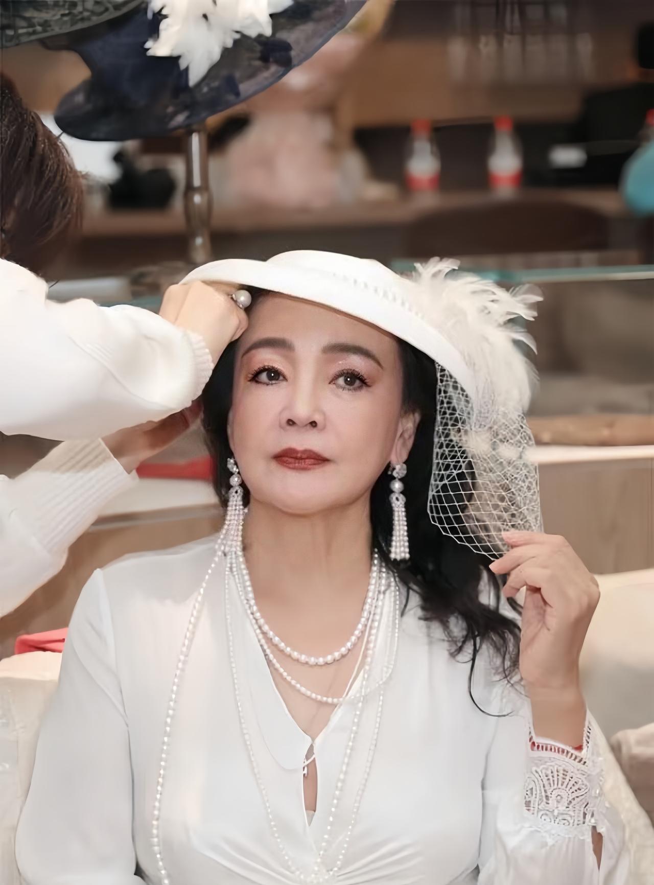 终于懂张兰为啥能成！
这商业头脑绝了
全网都在围着瓜田看戏时，张兰火速带着团队去