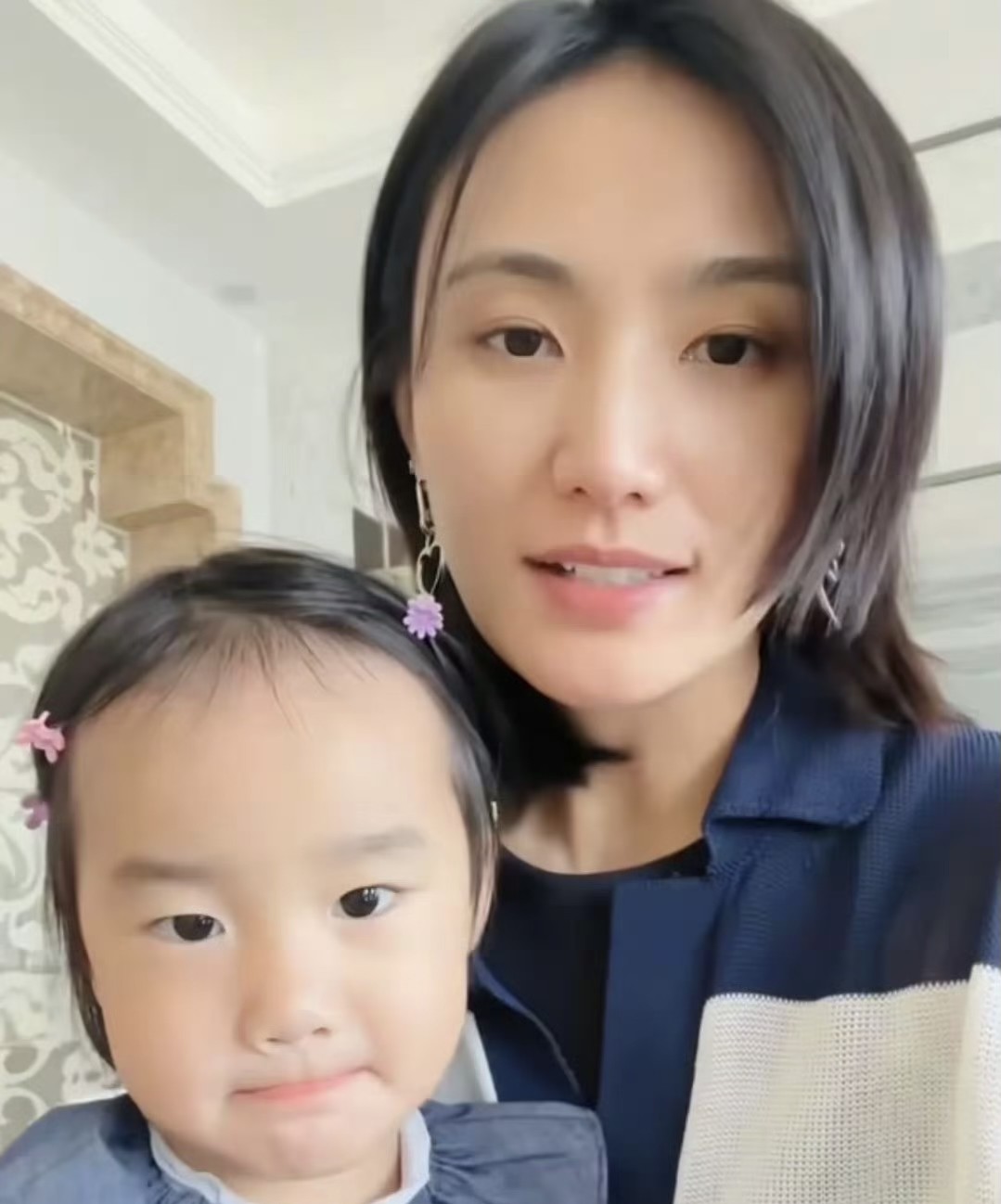 李亚鹏低调搬家，从豪宅换到小房子，老婆孩子都难过得掉眼泪。看来明星日子也不好过，