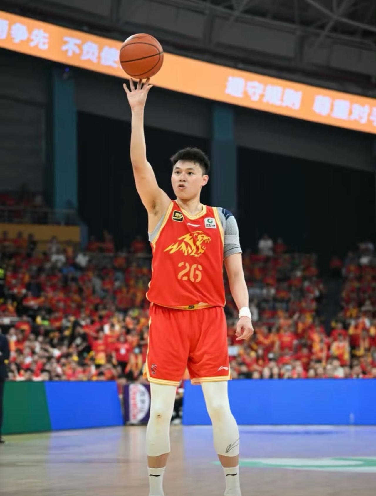 单手罚篮命中，这个画面真的让无数人感动！
4月28日，伴随着辽宁本钢男篮的全线崩